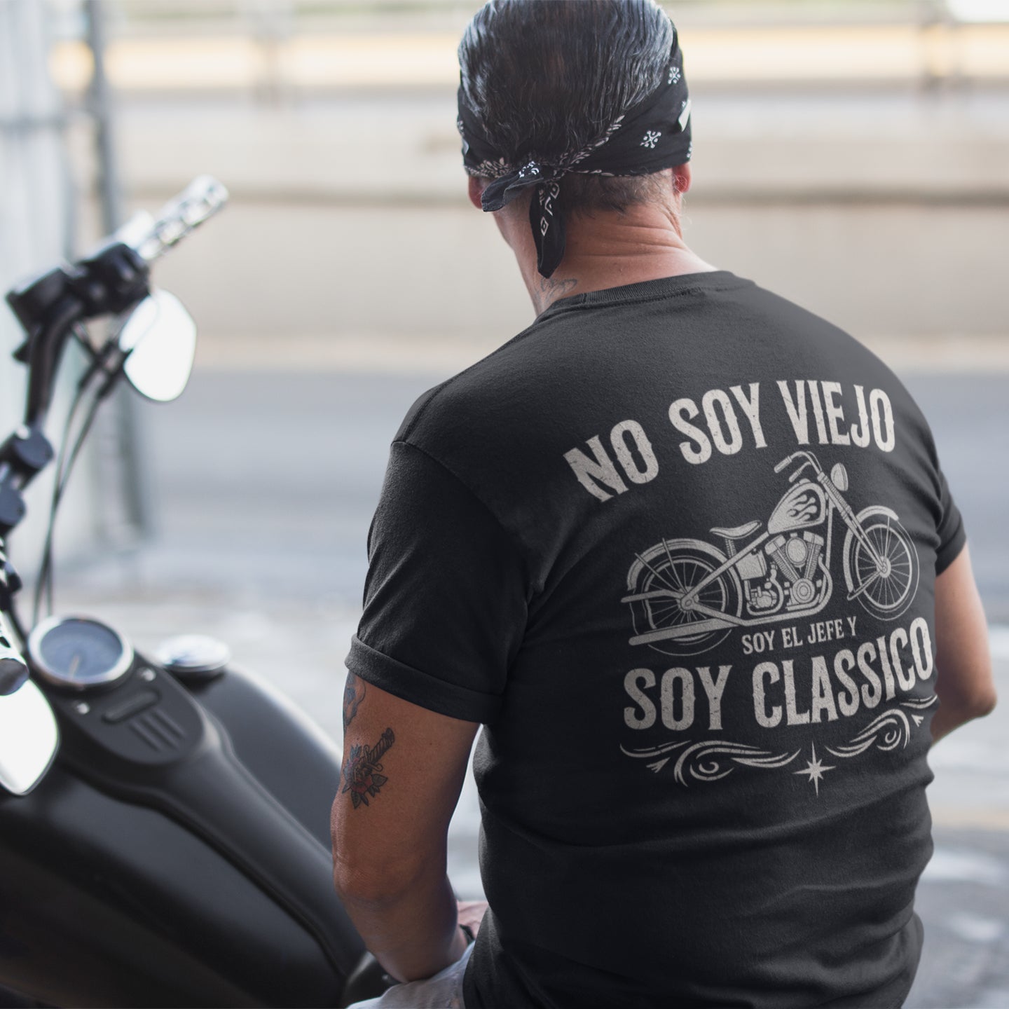 No Soy Viejo Soy El Jefe Biker Back Print T-Shirt